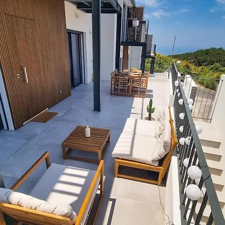 Modern Oasis With Sunlit Patio In Carvoeira