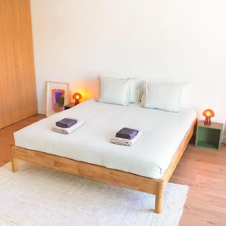 Modern Oasis With Sunlit Patio In Apartament Carvoeira