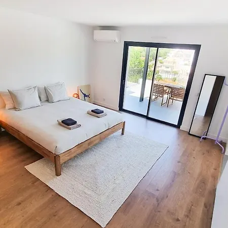 Modern Oasis With Sunlit Patio In Carvoeira