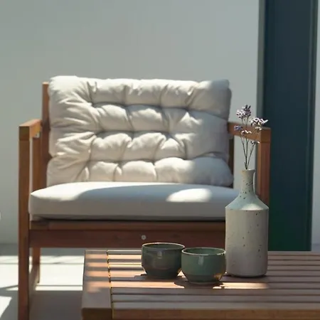 Modern Oasis With Sunlit Patio In Apartament Carvoeira