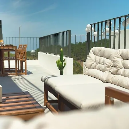 Modern Oasis With Sunlit Patio In Carvoeira